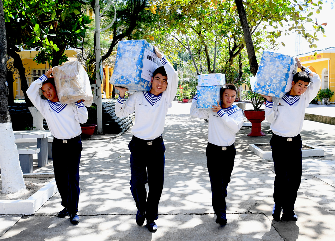 Đưa hàng Tết lên đảo.